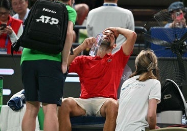 Ni el calor, ni la humedad ni las molestias físicas pueden doblegar al superviviente Djokovic en Shanghái