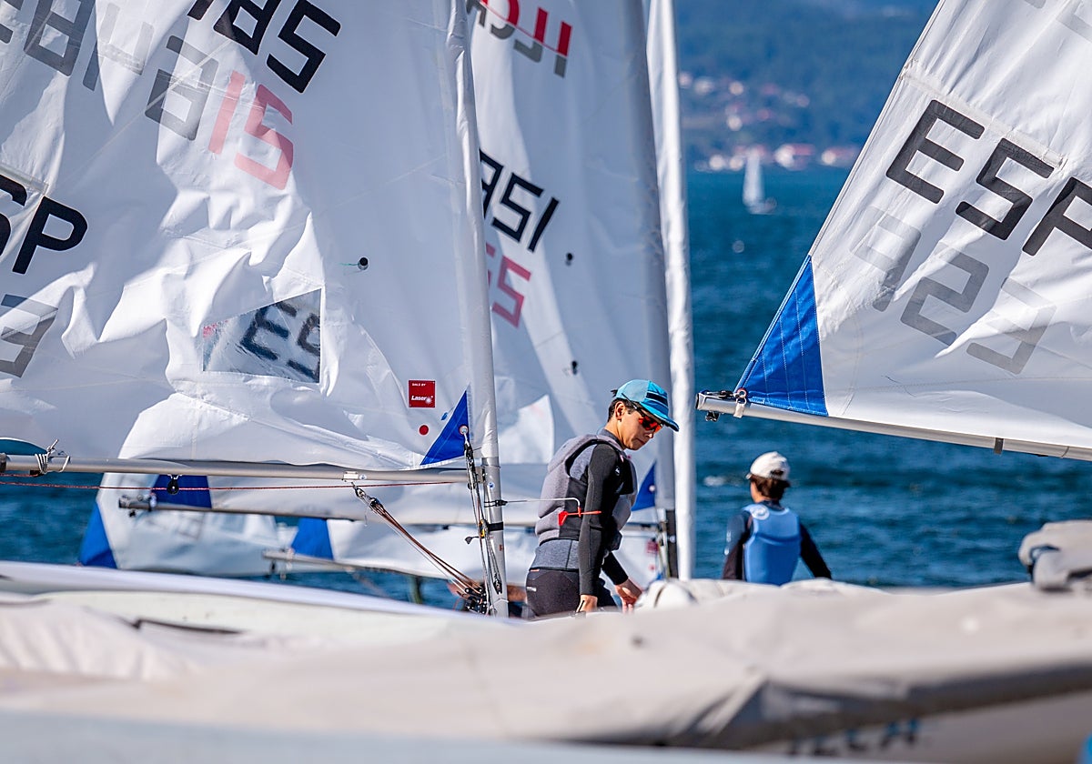 Los regatistas saliendo a entrenar en aguas gallegas