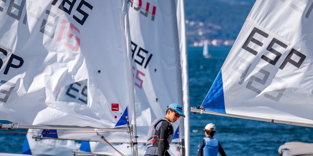 150 barcos compiten en la ría de Arousa