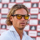 Llorente, salud extrema o bicho raro: de las gafas de color a los paseos descalzo