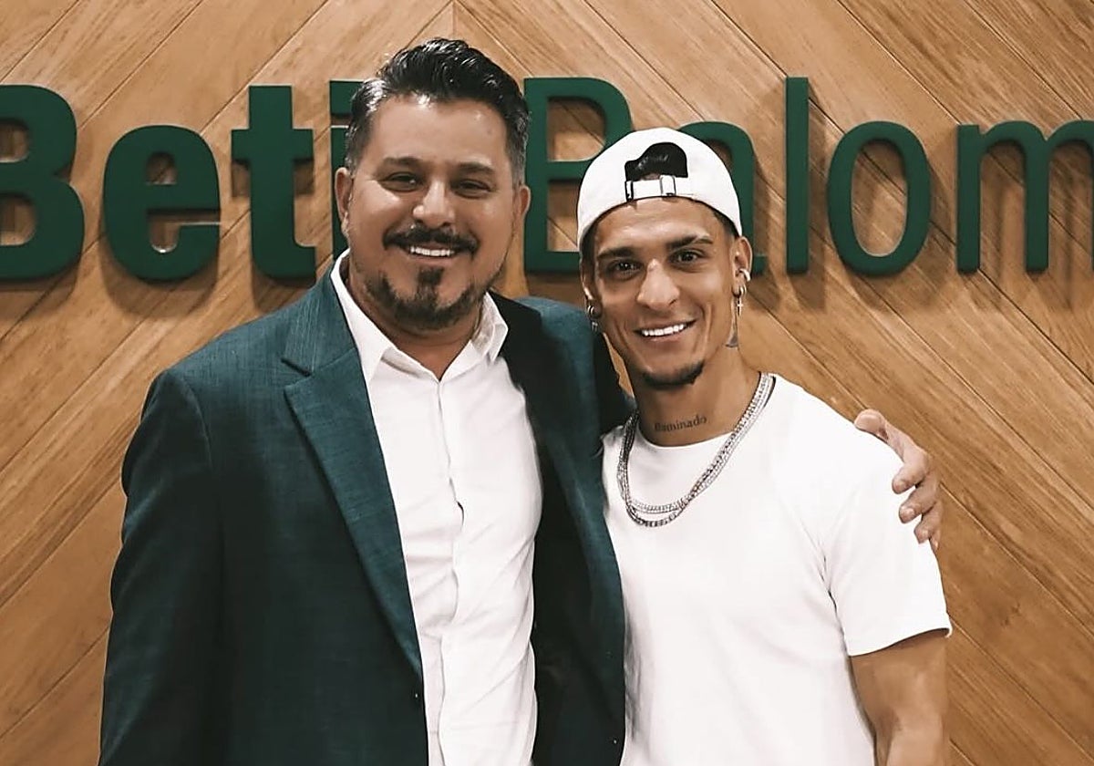 Antony junto a su representante, Júnior Pedroso