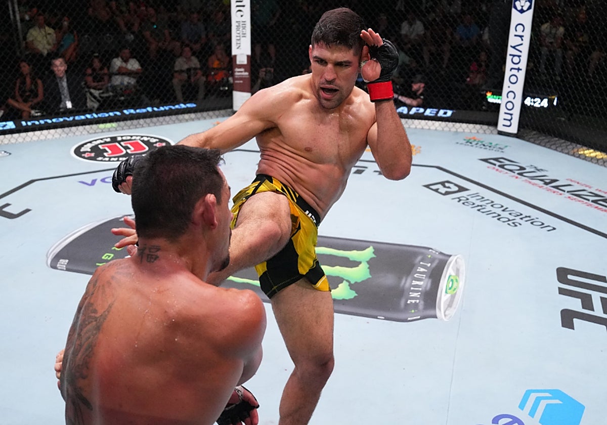 Vicente Luque lanza un 'middle kick' en un combate