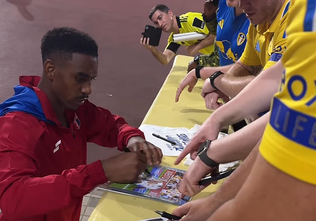 Junior Firpo firma autógrafos en el Estadio Nacional Bukit Jalil de Kuala Lumpur a hinchas del Leeds