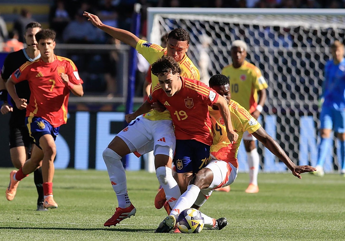 Virgili pelea un balón con Bazán y Rivero