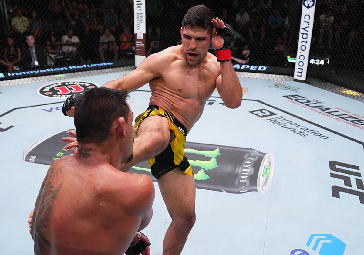 Vicente Luque, durante su pelea contra el excampeón Rafael Dos Anjos