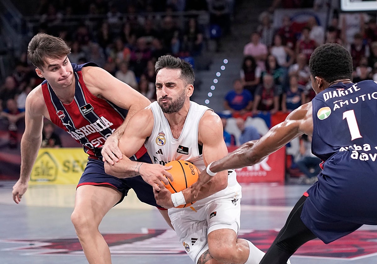 Campazzo intenta penetrar ante la defensa del Baskonia