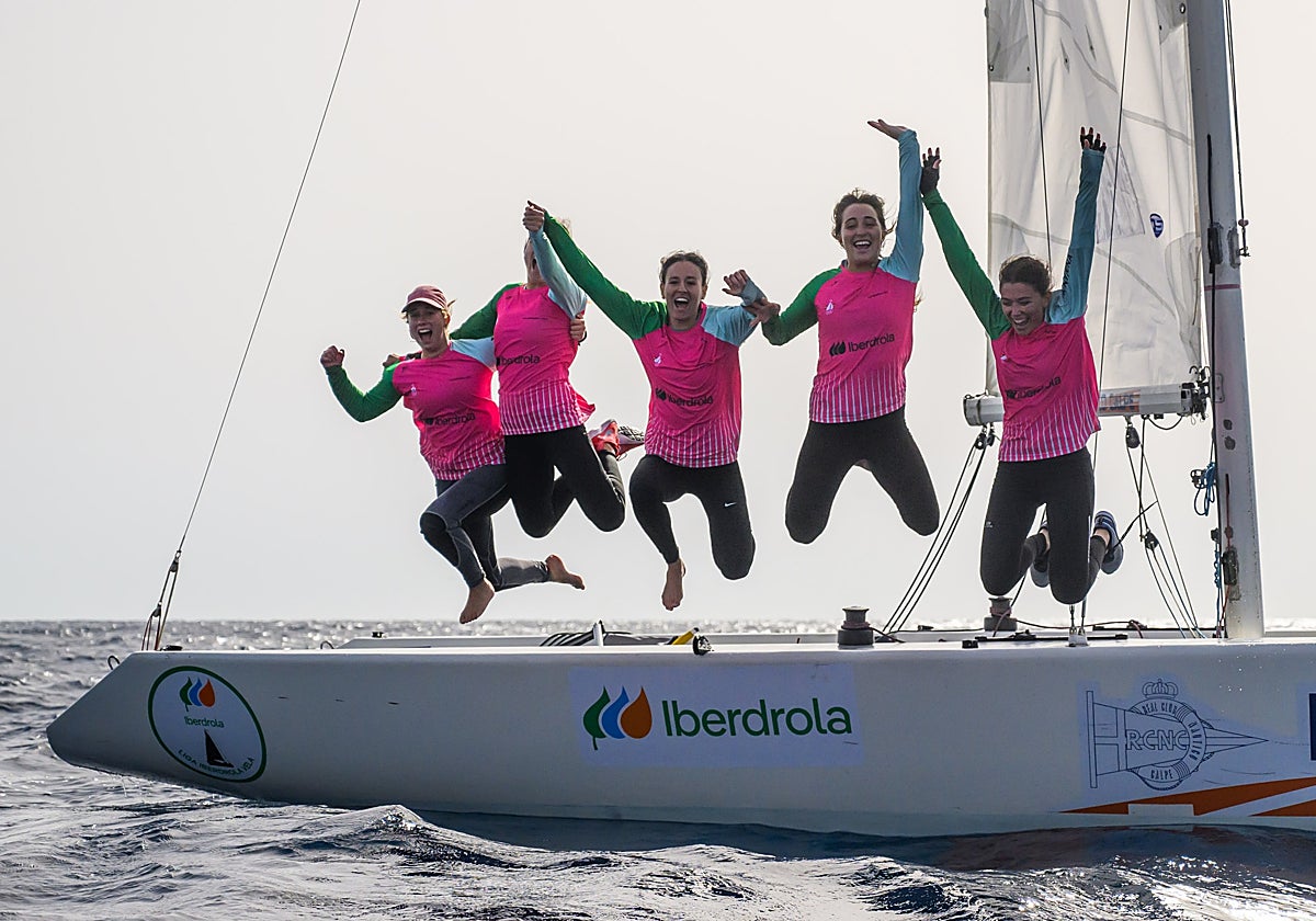 La tripulación del Solgreen celebrando su victoria en Calpe