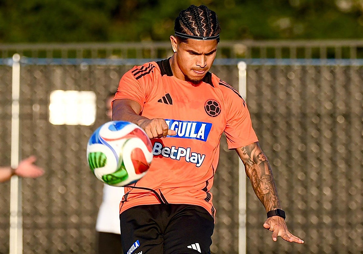 Cucho Hernández golpea el balón en un entrenamiento con la selección colombiana