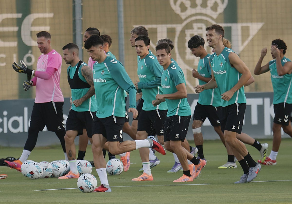 Varios futbolistas del Betis, en el inicio de un entrenamiento