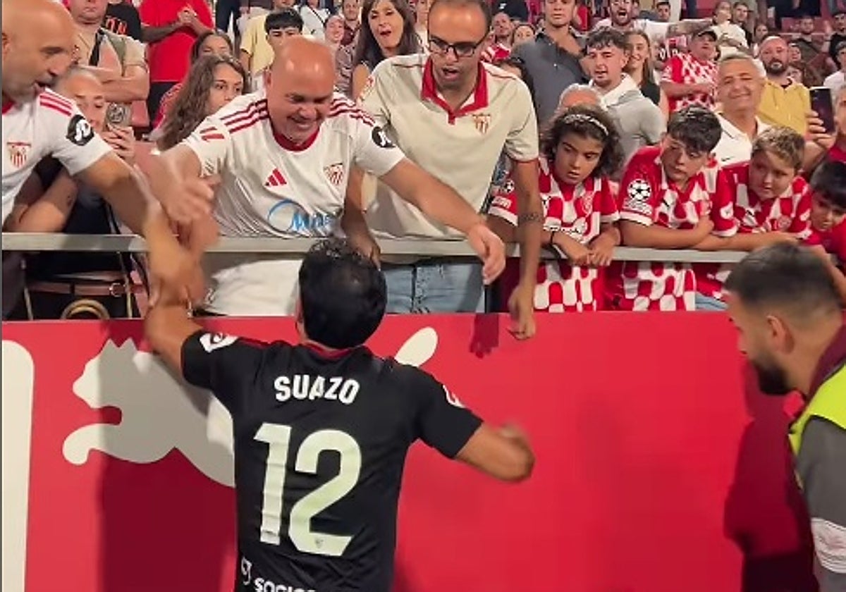 Roberto Suazo abraza a su hijo en Montilivi tras la importante victoria del Sevilla en Girona