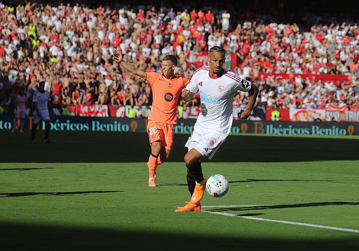 Djibril Sow controla el balón durante el Sevilla - Barcelona