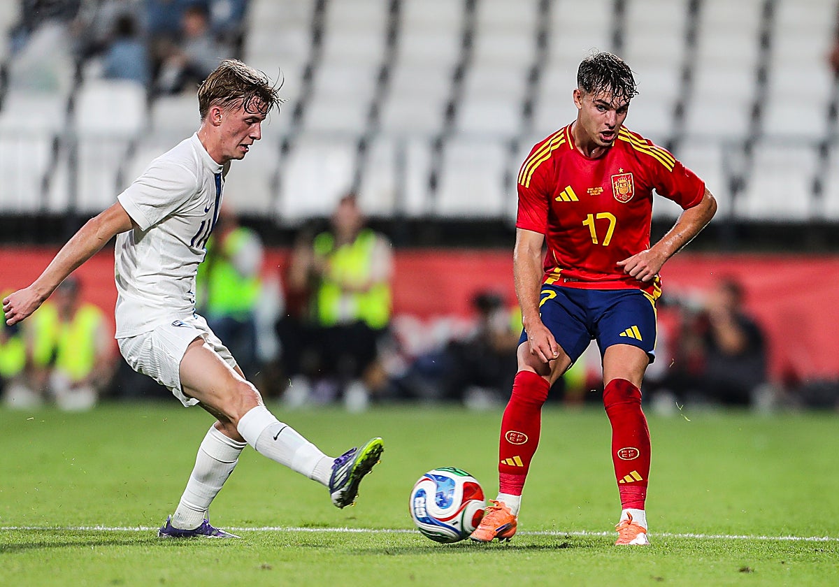 Ángel Ortiz (d), en el España - Finlandia sub 21