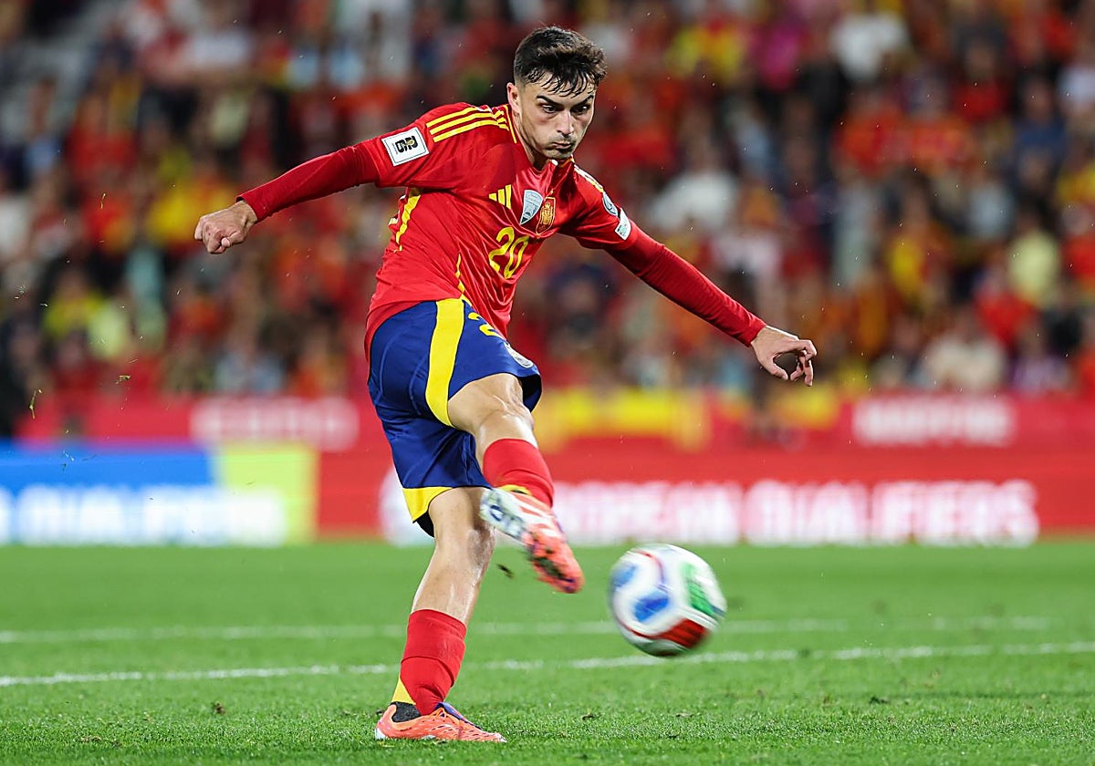 Pedri golpea el balón