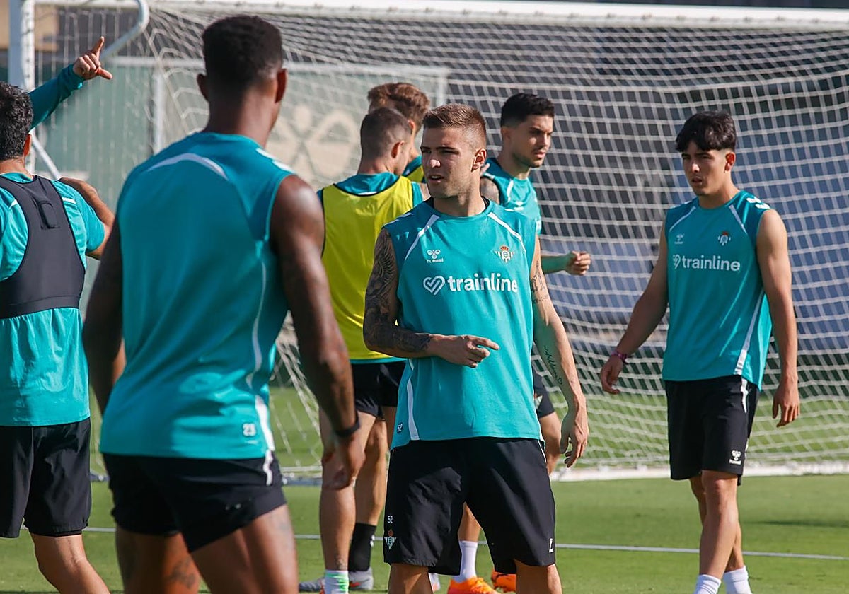 Pablo García y Junior, éste de espaldas, se han entrenado este martes con el Betis