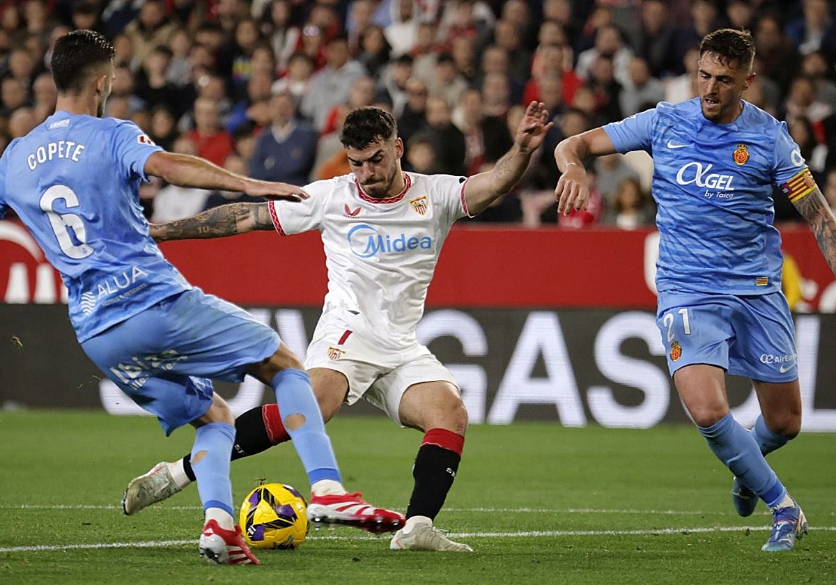 Isaac Romero chutando en el Sevilla - Mallorca de la 2024-25