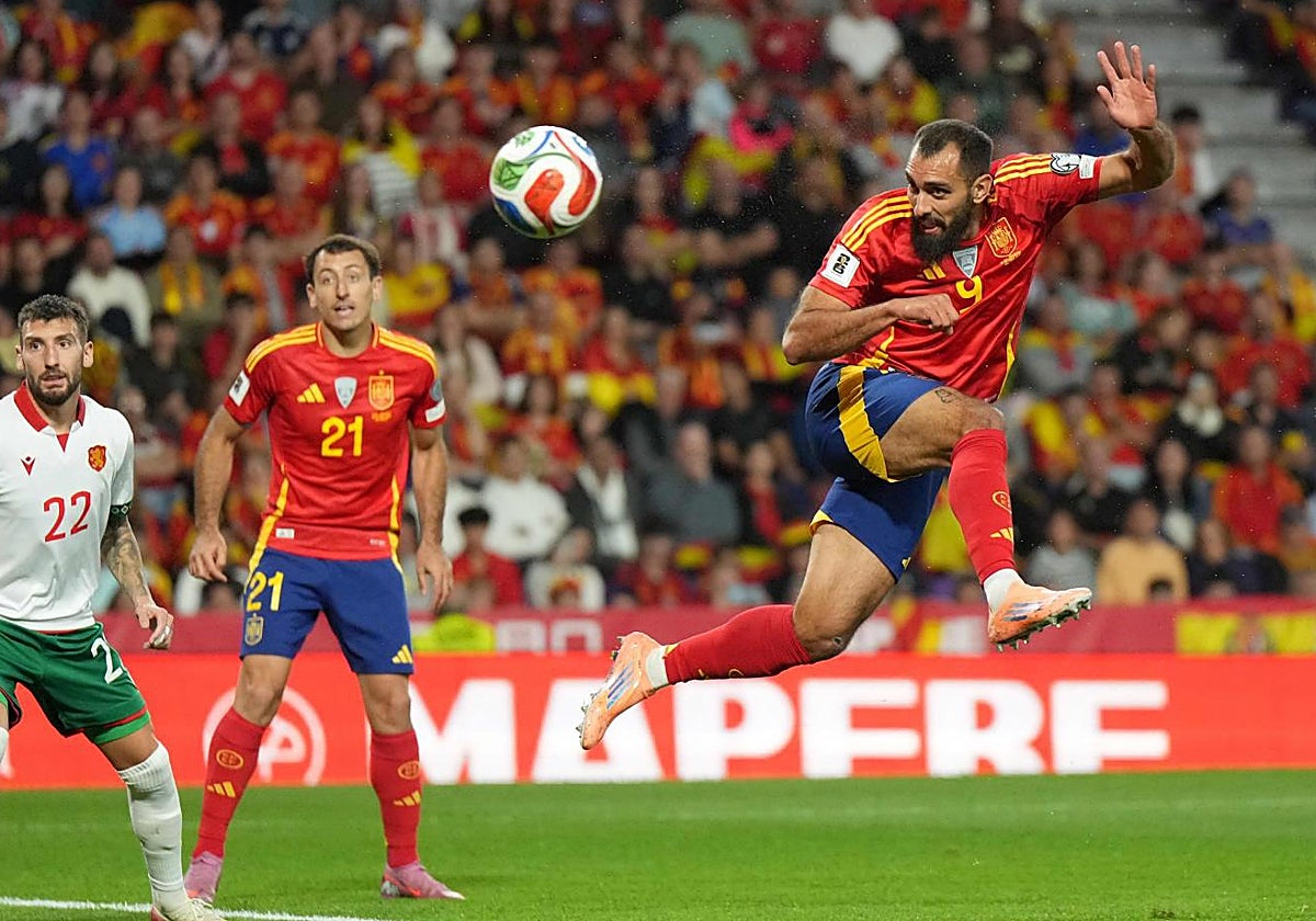 Borja Iglesias remata ante Bulgaria