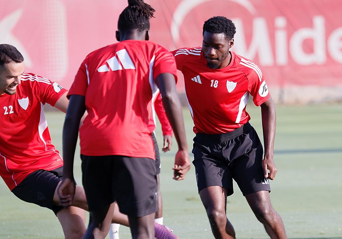 Agomué, en un entrenamiento del Sevilla