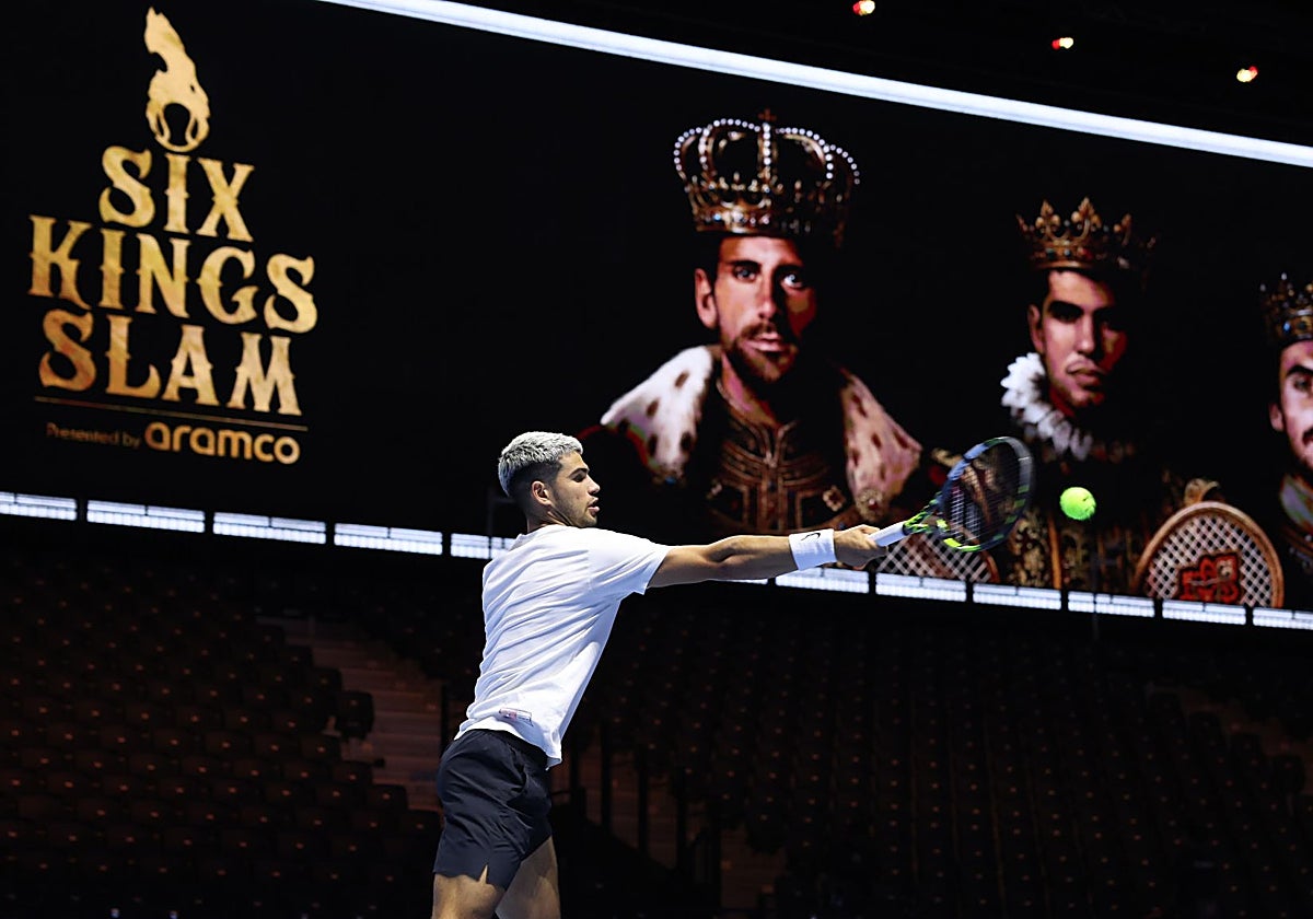 Carlos Alcaraz, en un entrenamiento en Riad