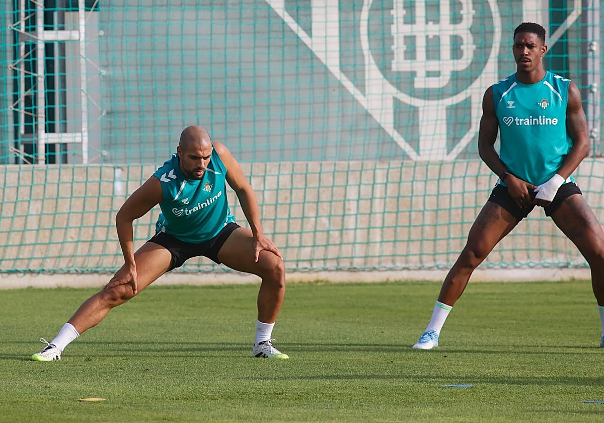 Amrabat y Junior, durante el entrenamiento del Betis