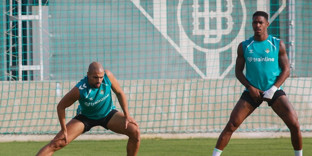 Amrabat se ejercita con normalidad en una sesión con varios canteranos