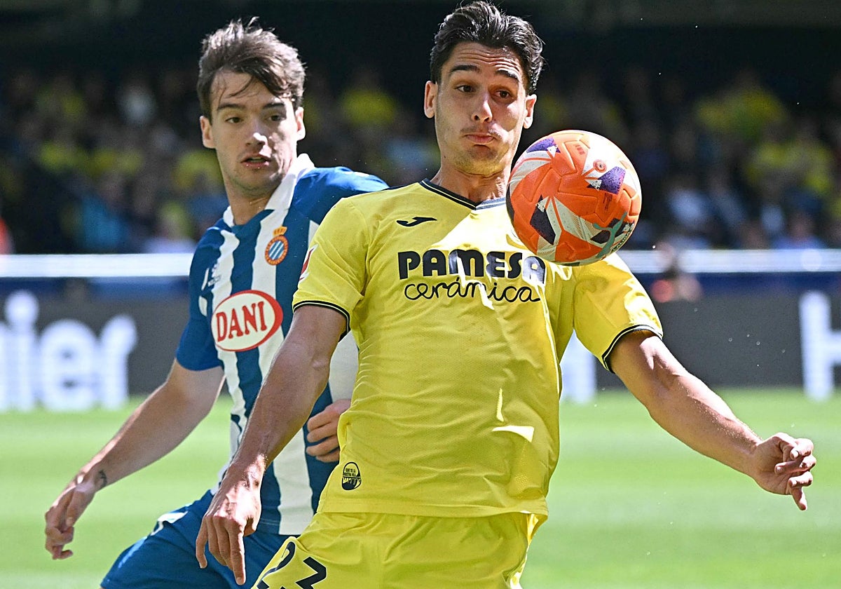 Sergi Cardona controla el balón ante Urko González de Zárate en el Villarreal-Espanyol de abril