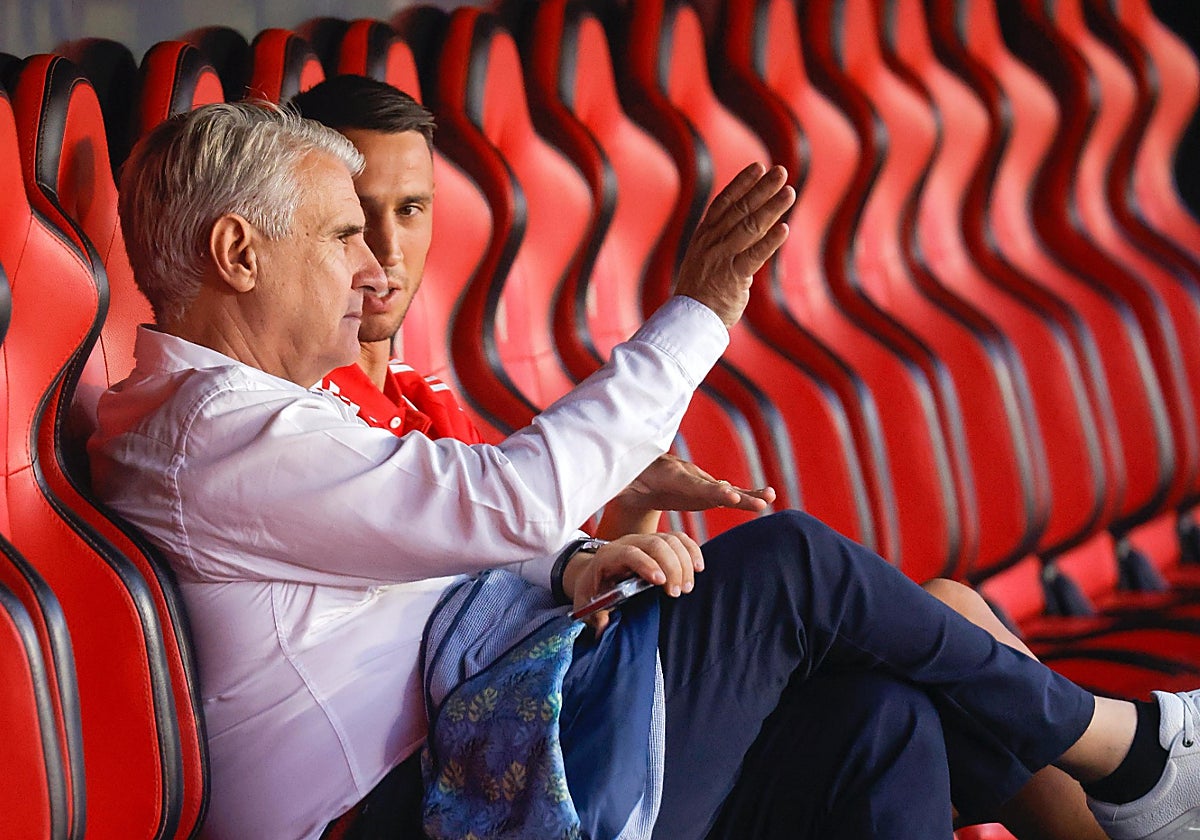 El director de fútbol, Antonio Cordón, dialoga con Vlachodimos