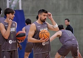 Josep Franch, base del Insolac Caja 87, sufre una pequeña fractura ósea en la rodilla izquierda