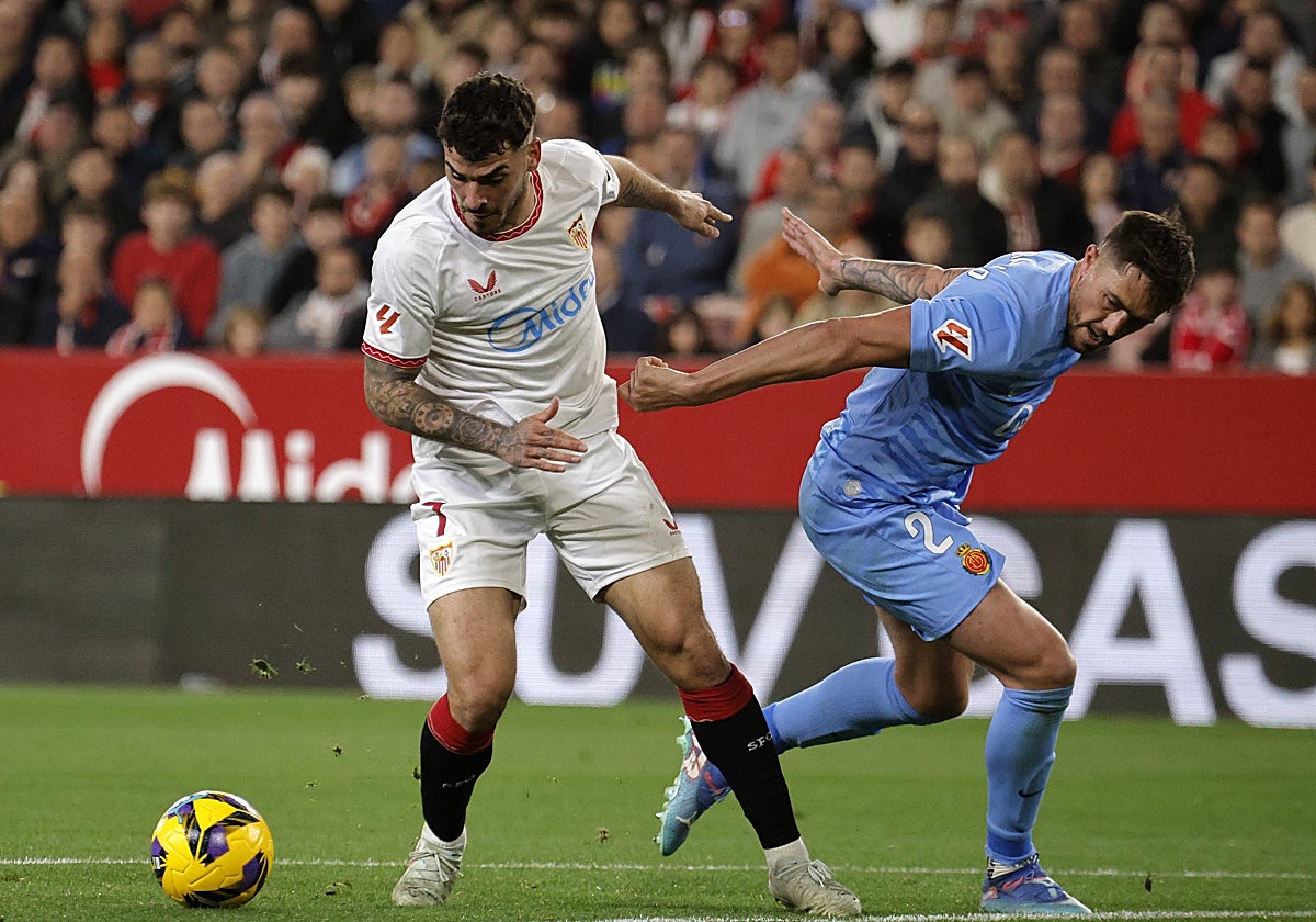 Un lance del juego del último Sevilla - Mallorca en Nervión