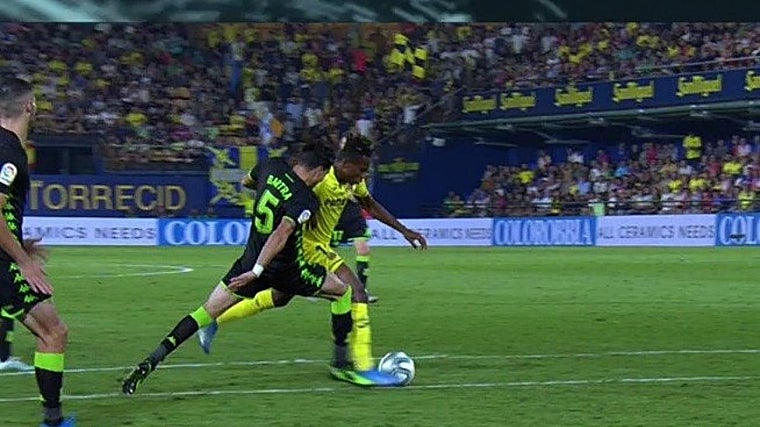 La acción entre Bartra y Chukwueze que fue pitada como penalti en la 2019-20