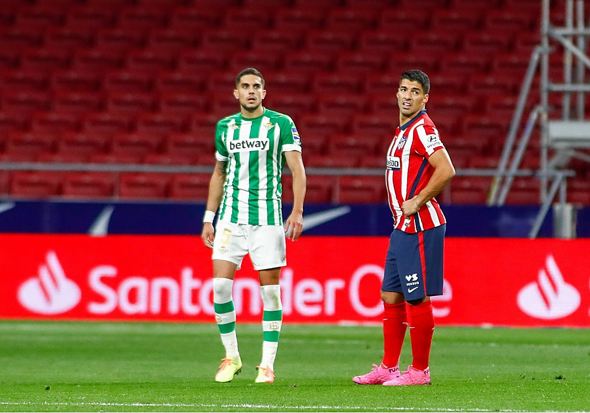Bartra y Luis Suárez en el Atlético de Madrid - Betis de la temporada 2020-21