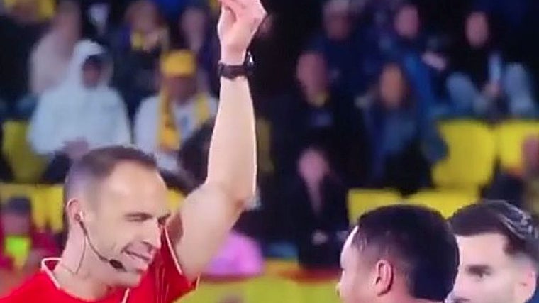 El guiño de Cuadra Fernández a Vitor Roque mientras le muestra la amarilla