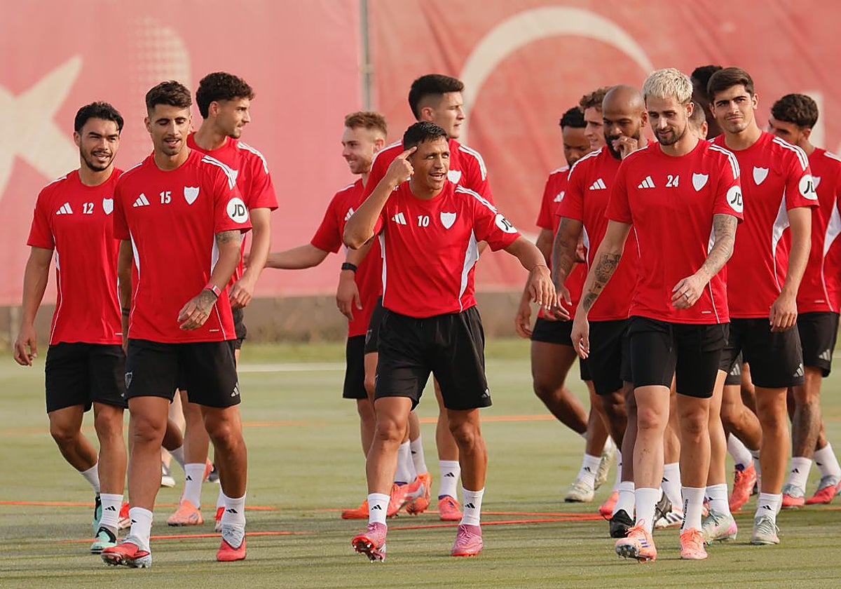Los jugadores del Sevilla, en una sesión de entrenamiento previa al partido de LaLiga ante el Mallorca