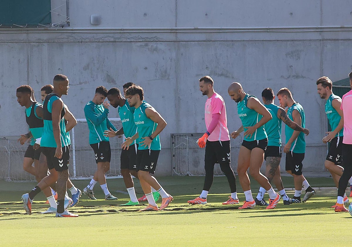 El grupo del Betis, en el entrenamiento en la ciudad deportiva Luis del Sol