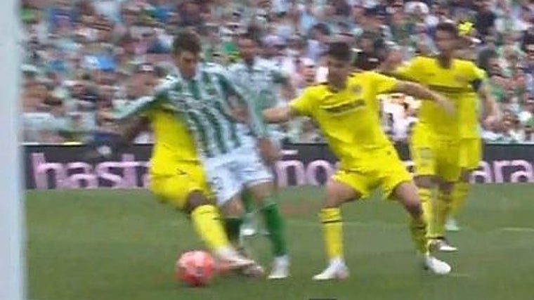 La zancadilla de Costa a Lo Celso que no fue pitada como penalti la pasada temporada