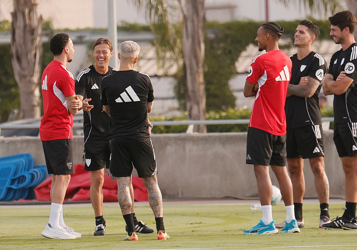 Almeyda dialoga con Rubén Vargas, en presencia de Sow y varios de sus asistentes