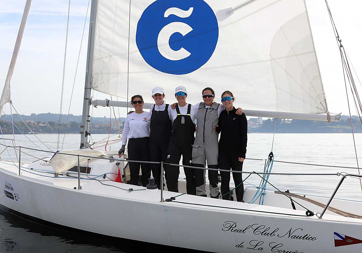 La tripulación femenina de la Armada en La Coruña