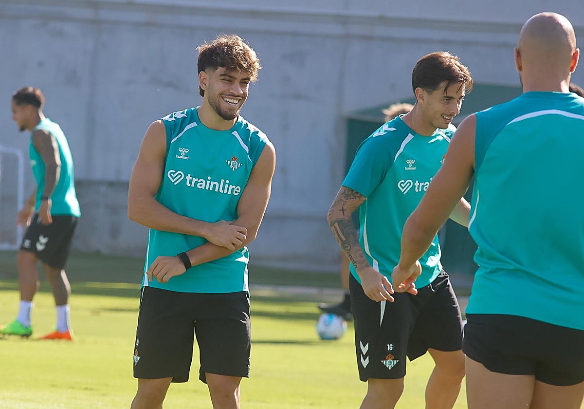 Abde y Valentín sonríen durante el entrenamiento del Betis ante Amrabat