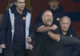 Flick, desencadenado: celebra el gol de Araujo con un doble corte de mangas tras ser expulsado