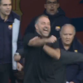 Flick, desencadenado: celebra el gol de Araujo con un doble corte de mangas tras ser expulsado
