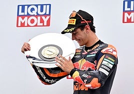 Un insaciable José Antonio Rueda enseña los galones de campeón en Phillip Island