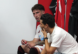 Jesús Navas reaparece en el vestuario del Sevilla tras la derrota ante el Mallorca