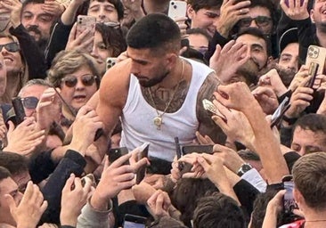 Ilia Topuria se da un baño de masas en Georgia a la espera de firmar su próxima pelea en la UFC