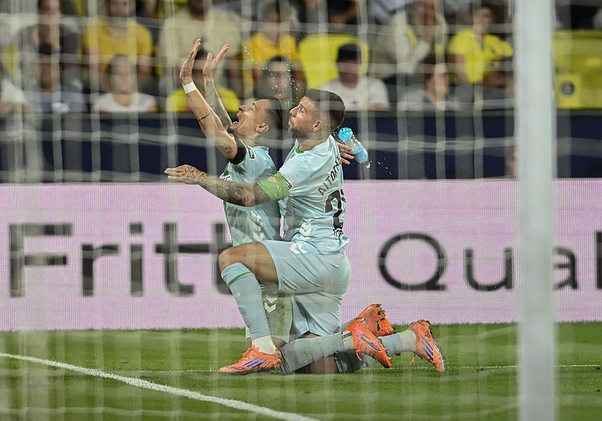 Instante en el que Aitor evita que la botella lanzada por el público del Villarreal impactase en Antony