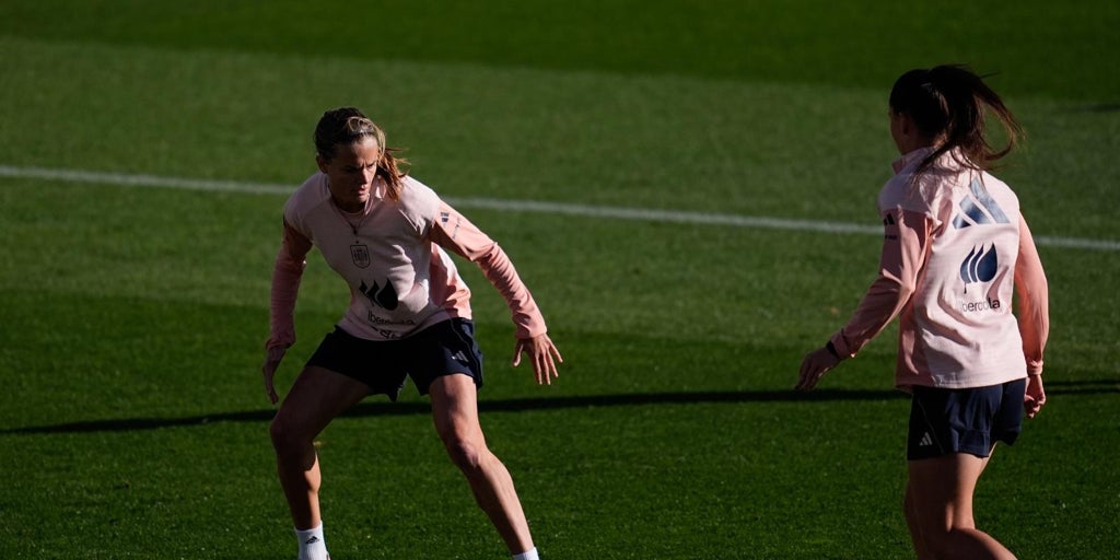 Irene Paredes: «Jenni lo ha pasado muy mal. Tiene una sonrisa permanente por lo que significa para ella la selección»