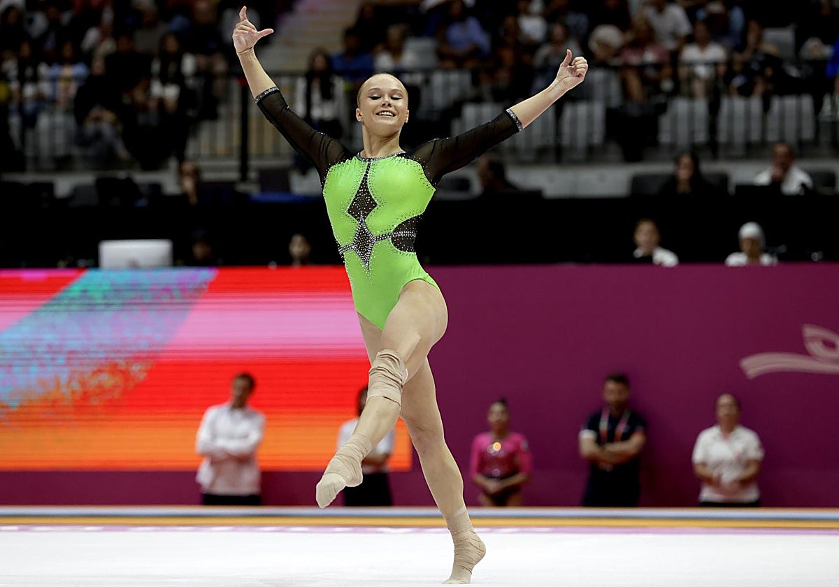 Angelina Melnikova, durante la final del concurso completo