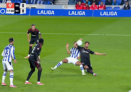 El penalti señalado a Fabio Cardoso que provocó el gol de Oyarzabal