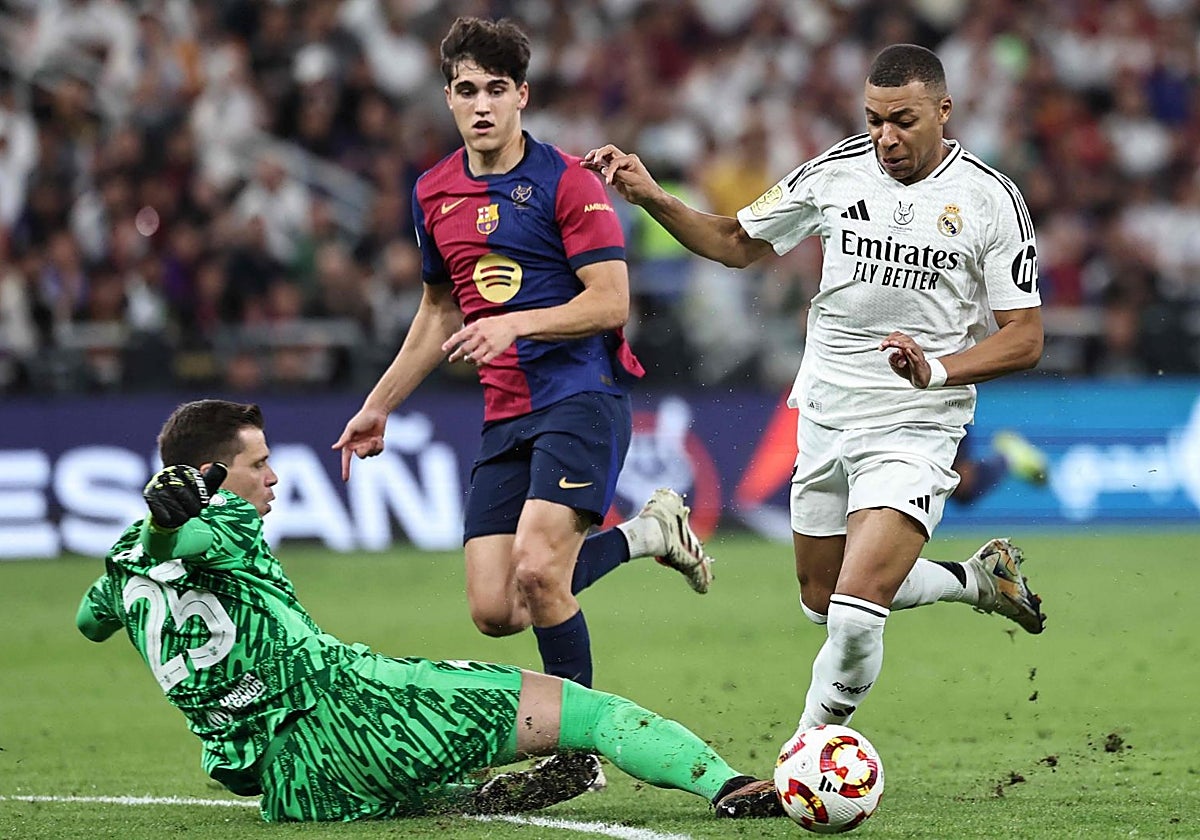 Szczesny trata de impedir el gol de Mbappé durante un partido entre Barcelona y Real Madrid