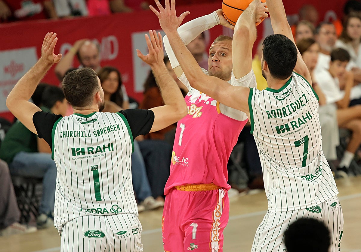 Bilalovic, buscando una línea de pase en una situación de dos contra uno en casa ante el Coto Córdoba