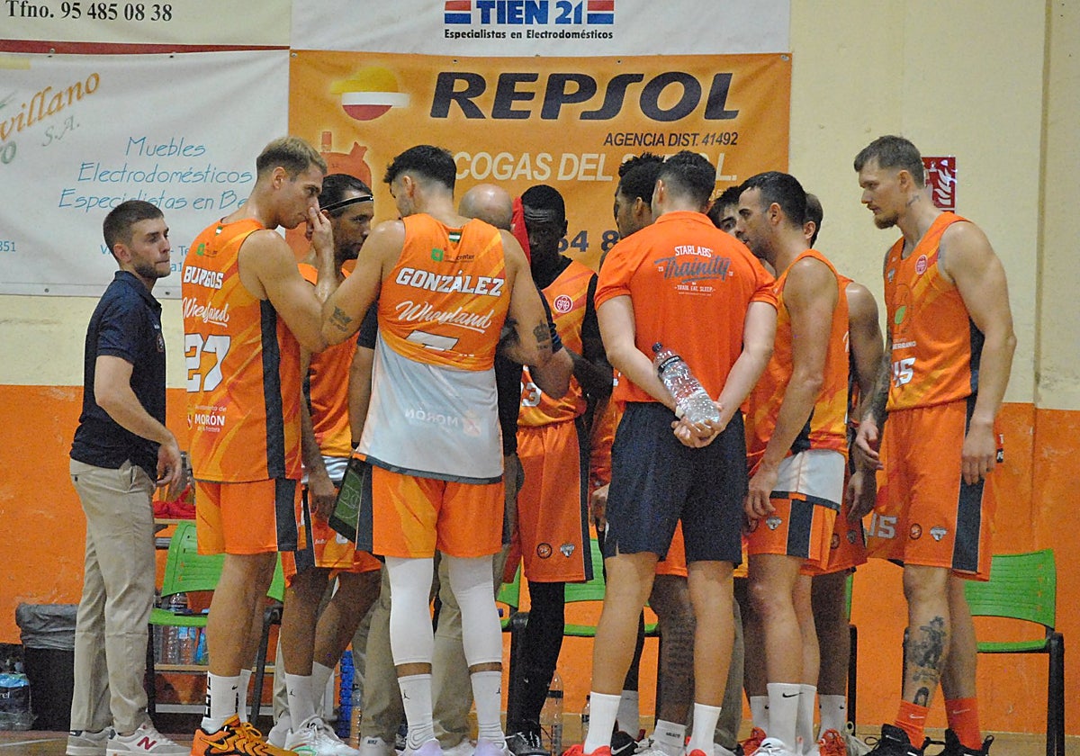 Los jugadores del CB Starlabs Morón atienden las instrucciones de Fede Castelló en un tiempo muerto