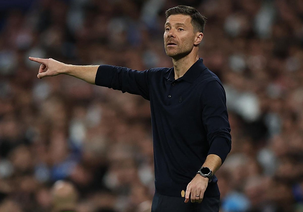 Xabi Alonso da instrucciones en un partido de Champions